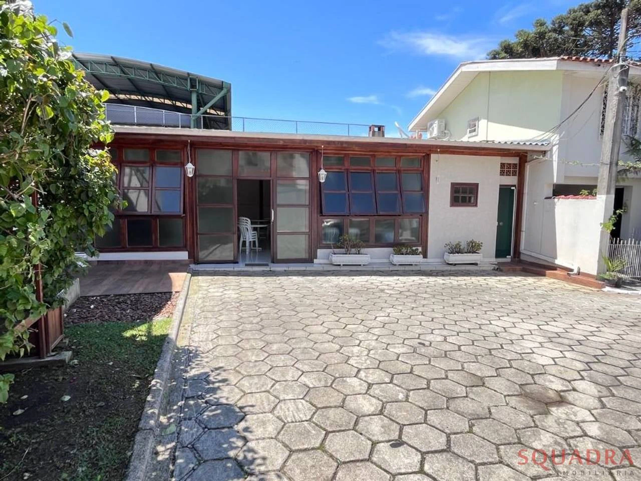 3-bedroom house with a bathtub in Curitiba — photo 26