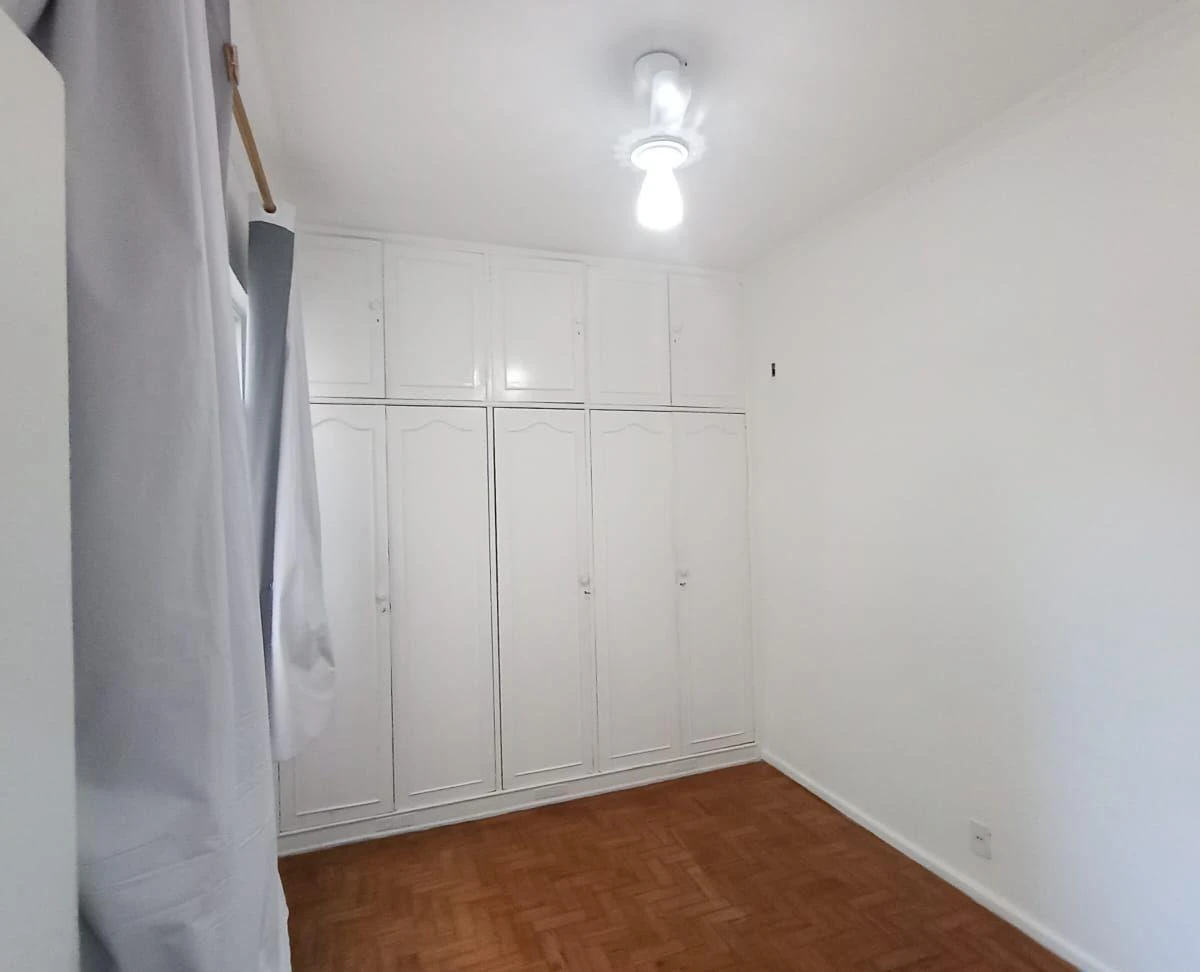 One-bedroom apartment with wood or laminate floors — photo 7
