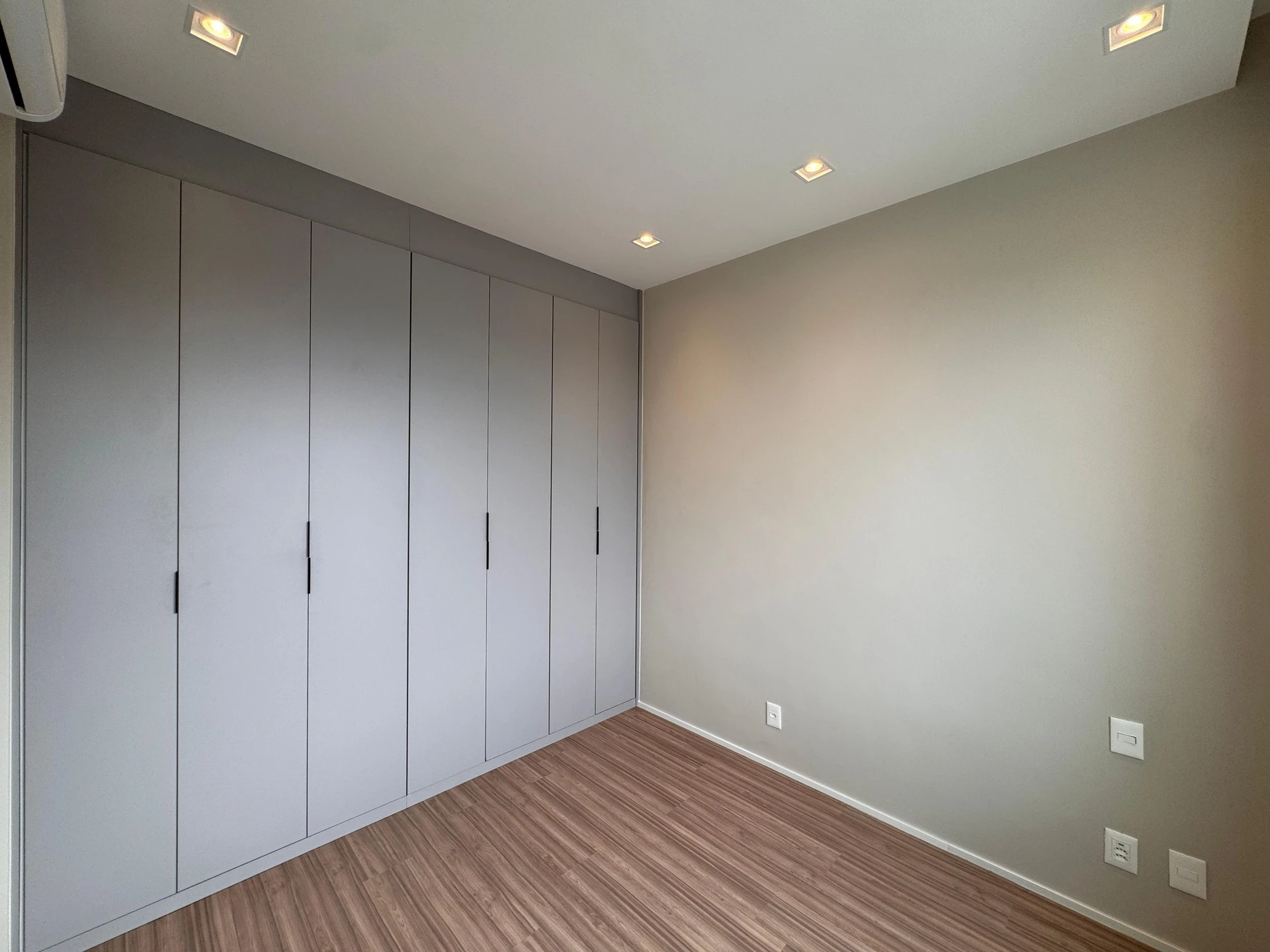 Furnished apartment with 3 en-suite bedrooms and balcony — photo 9