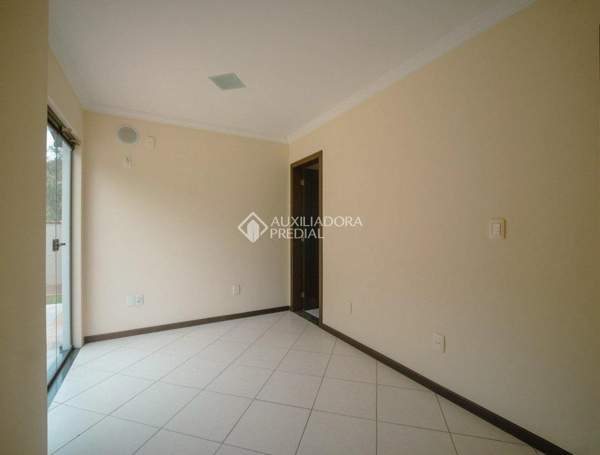 1723 m² house with a bathtub and a grill on the balcony — photo 26