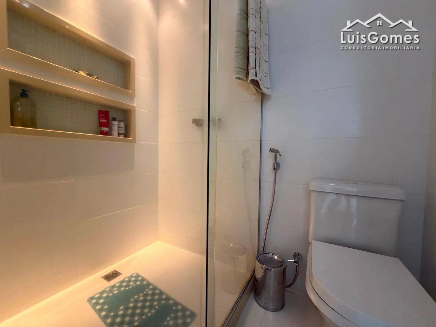 Furnished apartment with 4 bedrooms and 5 bathrooms — photo 17