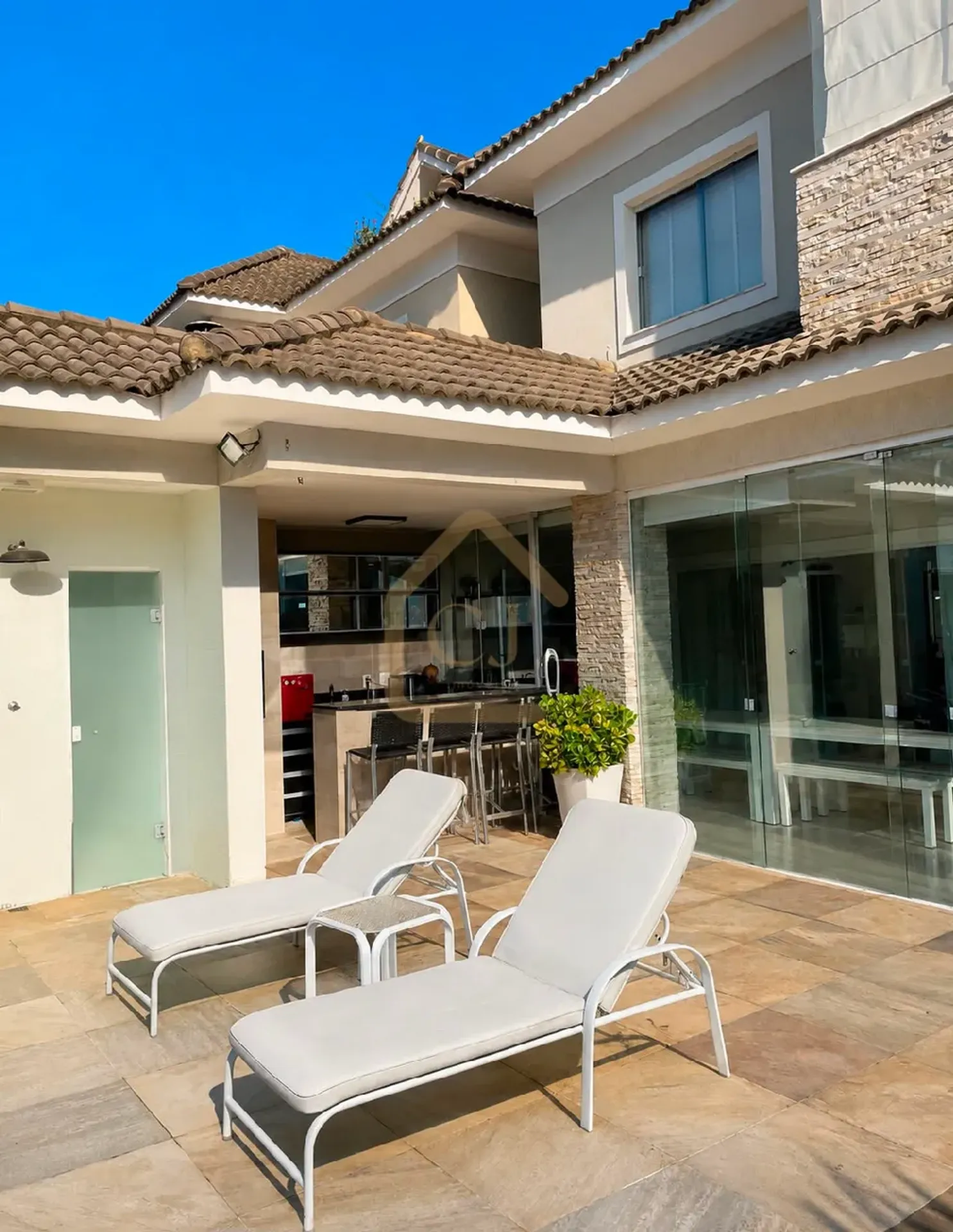 5-bedroom house with a private pool — photo 15