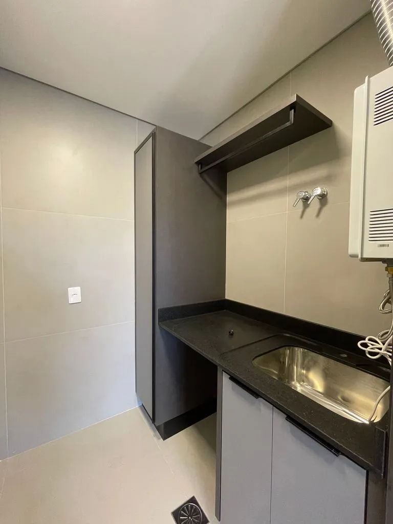 Balcony with a grill in a 3-bedroom apartment, 131 m² — photo 12