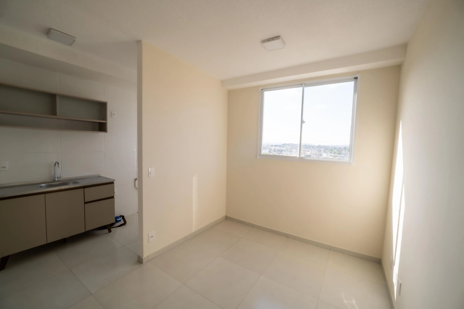 2-bedroom apartment in a building with a gym — photo 2