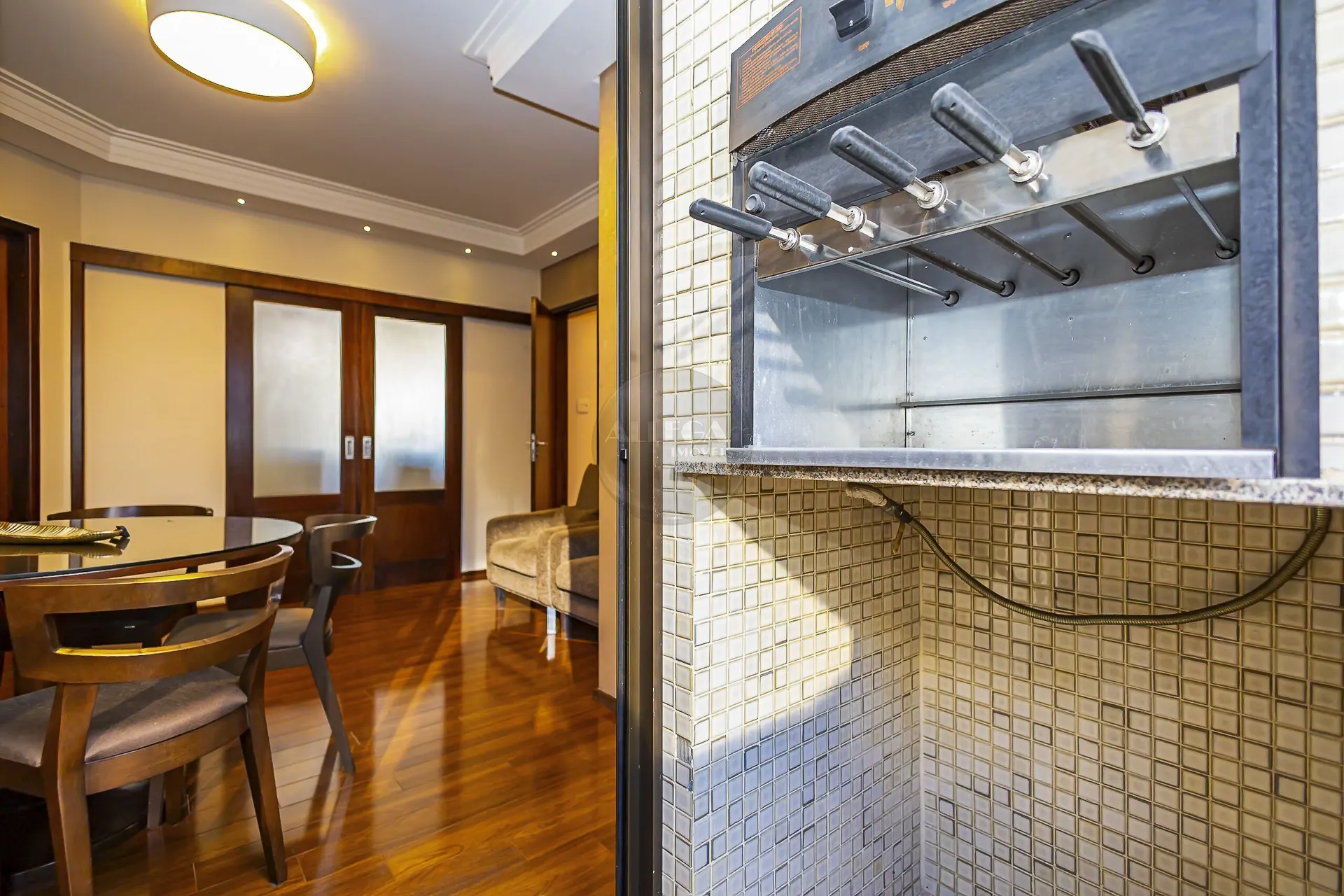 Apartamento com 4 quartos e piso de madeira na sala — photo 20