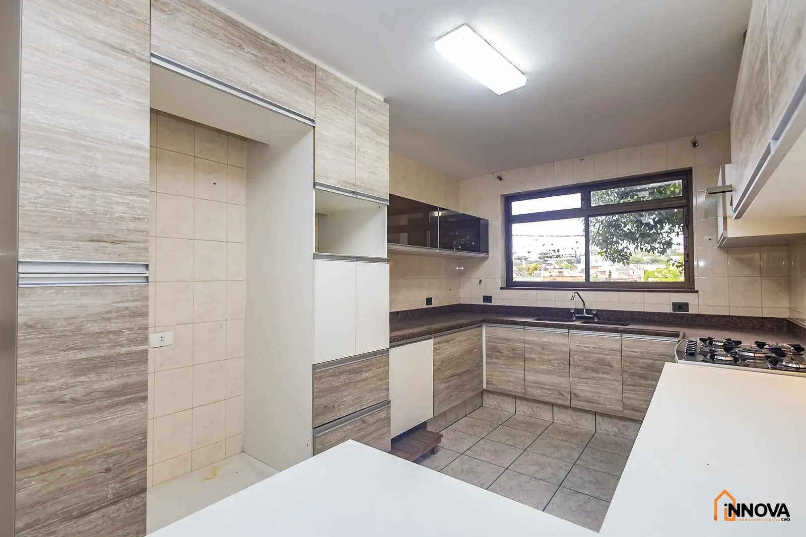 House with 5 bedrooms, 10 bathrooms, 5 parking spaces — photo 8