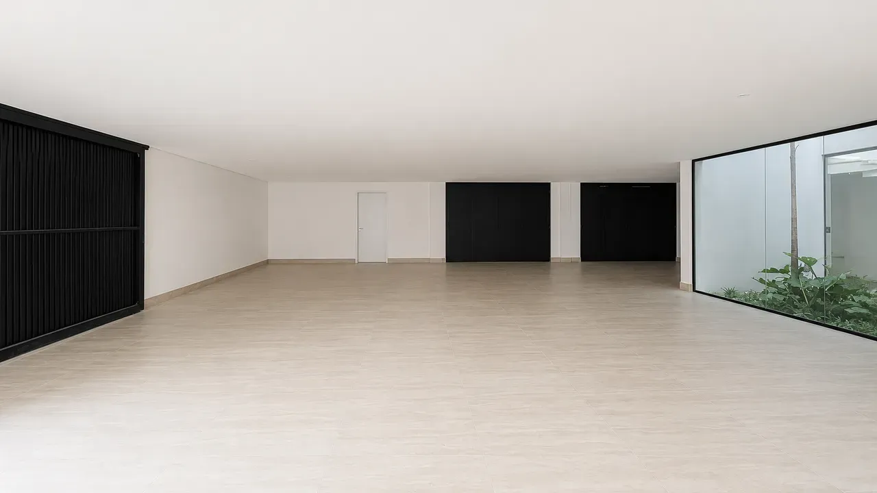House with 5 bedrooms and floor-to-ceiling windows — photo 26