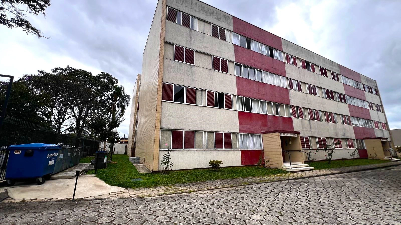 3-bedroom apartment with wood or laminate floors in Curitiba — photo 7