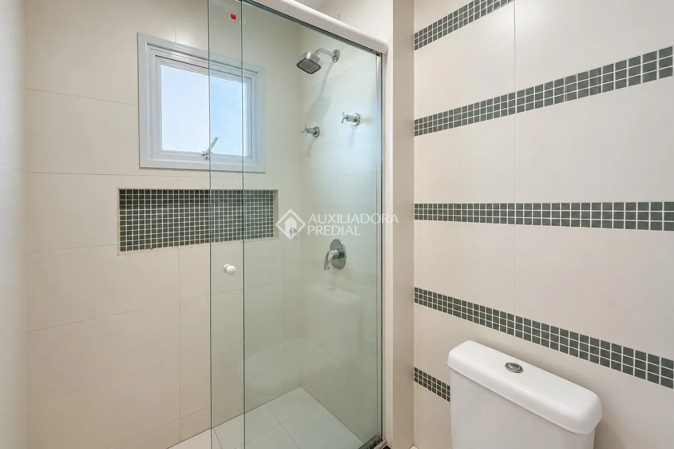Bathtub in a 4-bedroom house, 280 m² — photo 21