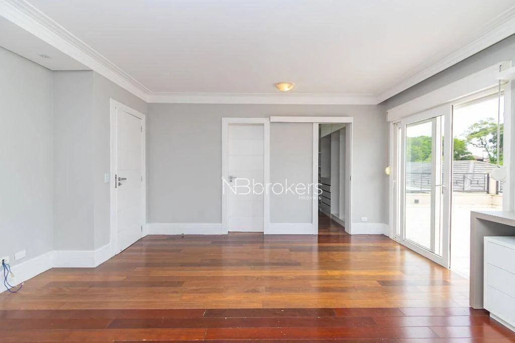444 m² house with 4 bedrooms, private garden and parking — photo 49