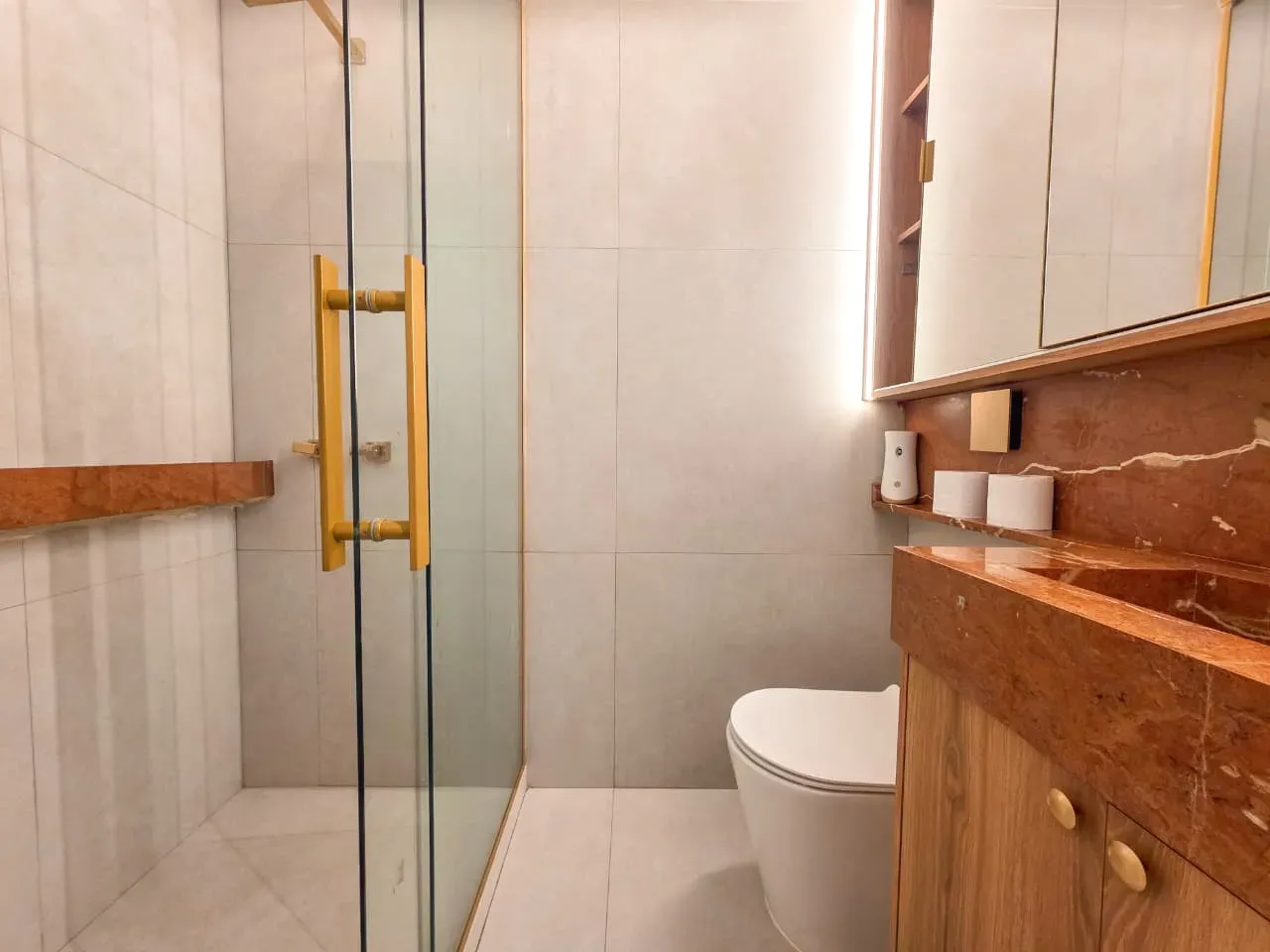 Bathtub in a 3-bedroom apartment, 240 m² — photo 28
