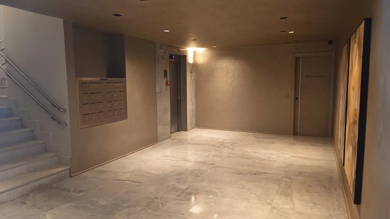 Квартира 73 м² с застеклённым балконом и видом на горы — photo 58
