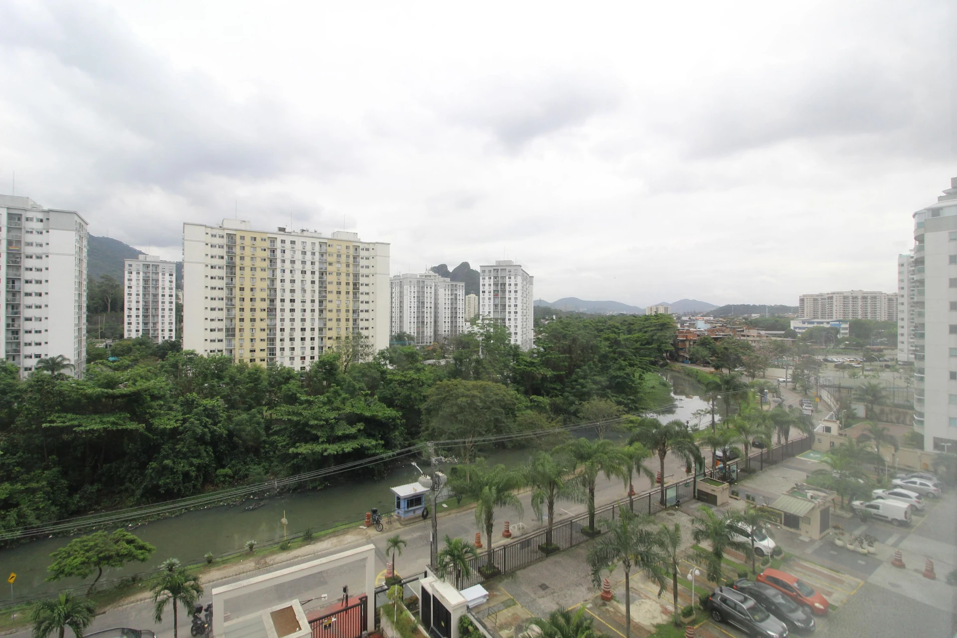 Glass-enclosed balcony in a 3-bedroom apartment, 77 m² — photo 6