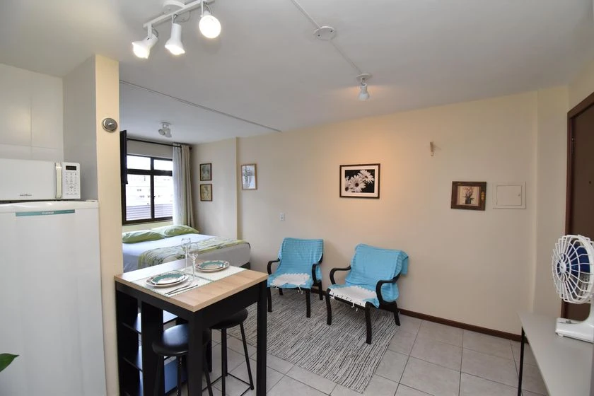 Furnished studio with 1 bedroom and compact cooktop — photo 7