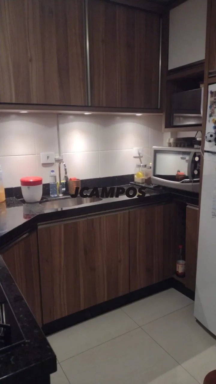 Apartamento sem mobília com 2 quartos e cozinha integrada