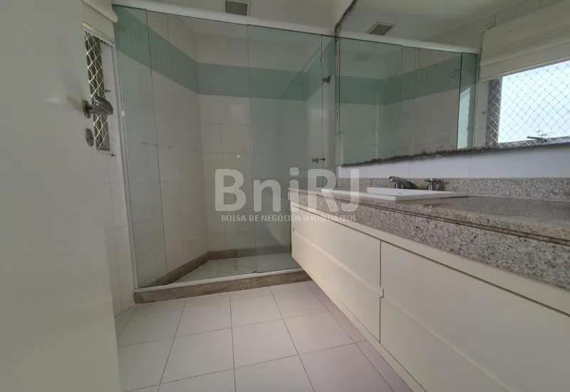 Apartment with 4 bedrooms and a glass balcony — photo 29