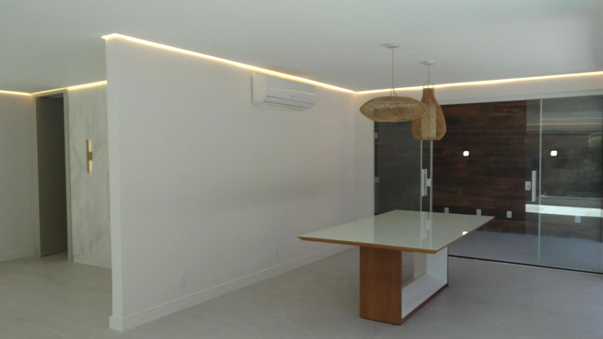 Casa de 384 m² com janelas do piso ao teto e varanda gourmet — photo 85