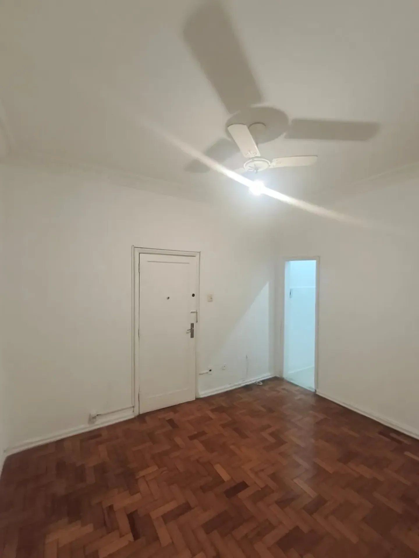 Деревянный пол или ламинат и 1 спальня: квартира 35 м² — photo 11