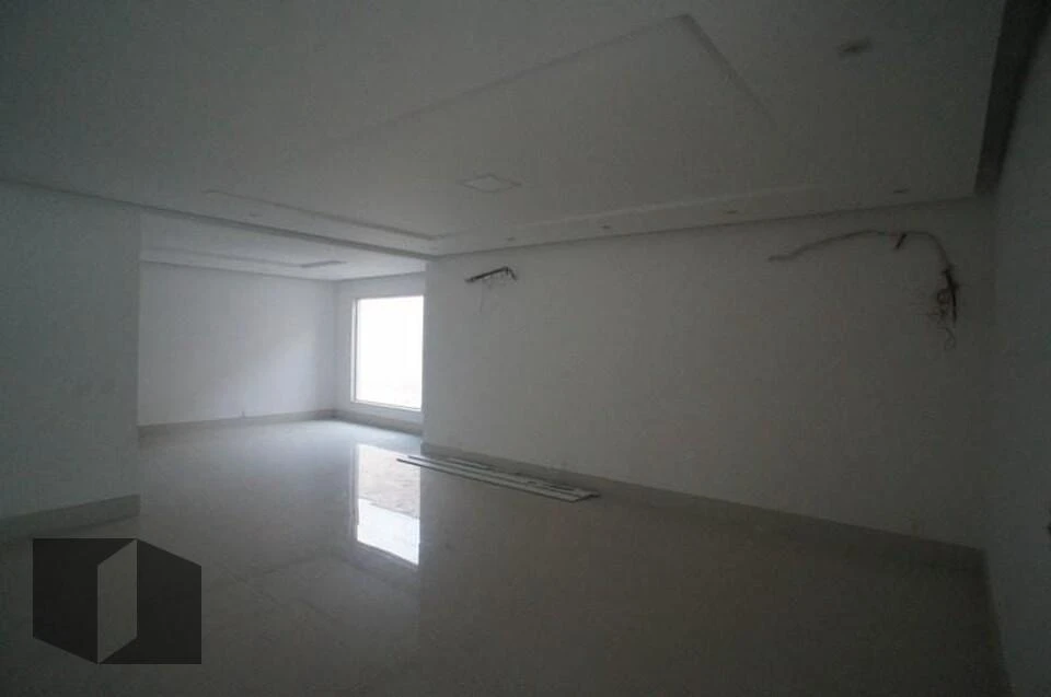 Balcony with a grill in a 4-bedroom house, 330 m² — photo 6
