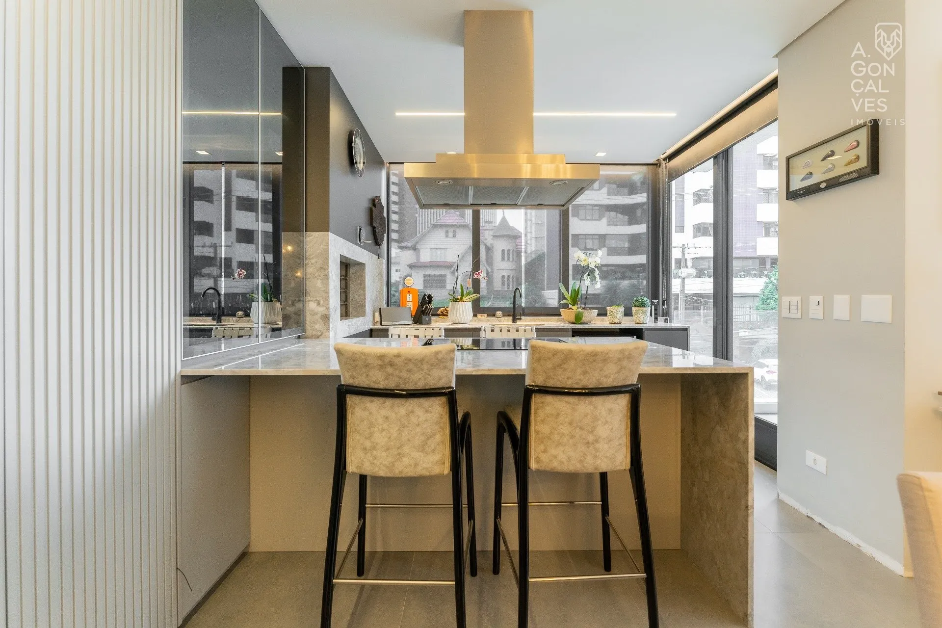 Furnished apartment with 3 bedrooms and open-plan kitchen — photo 10