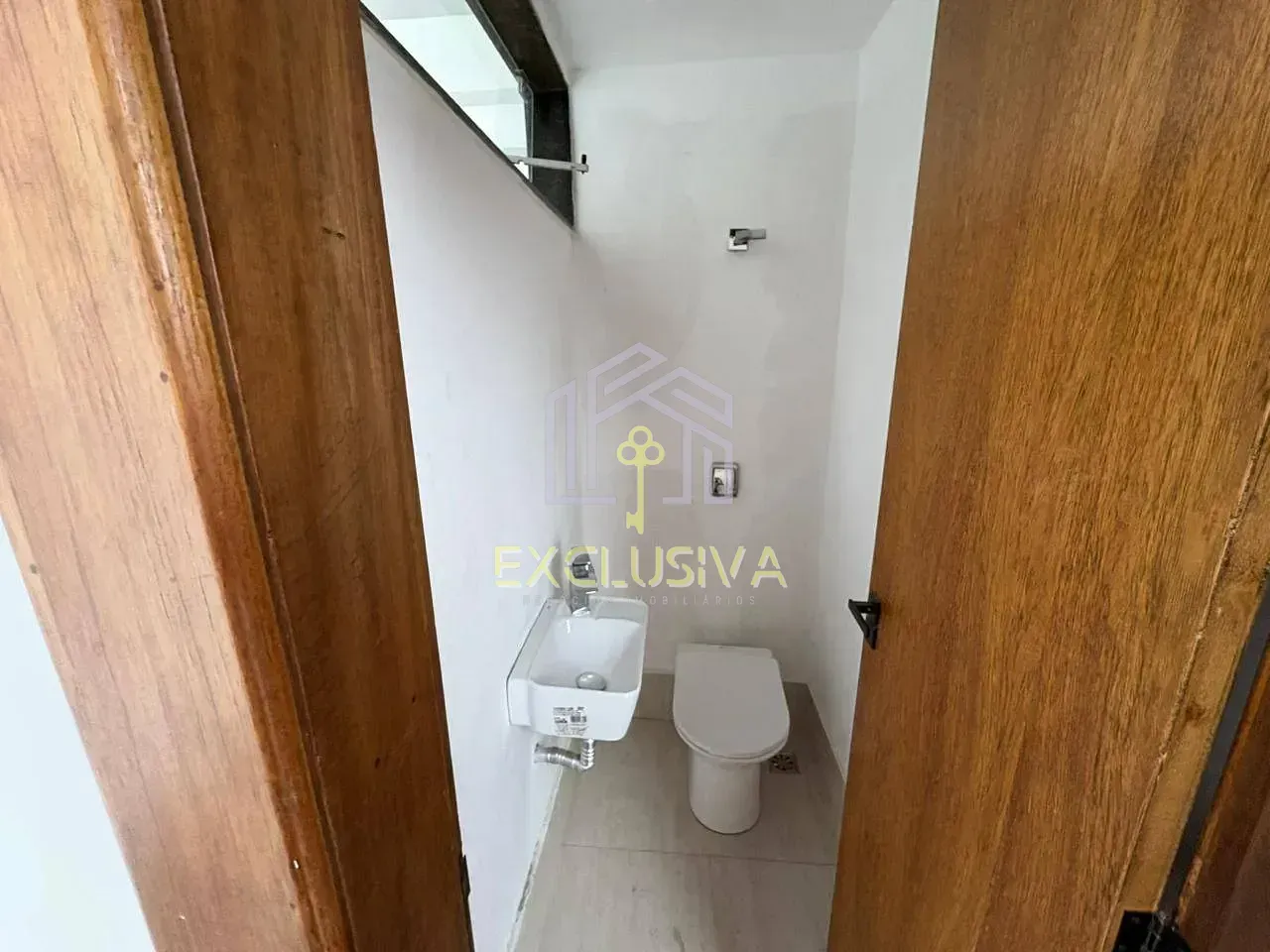 Невмебльований триповерховий будинок з 8 спальнями — photo 33