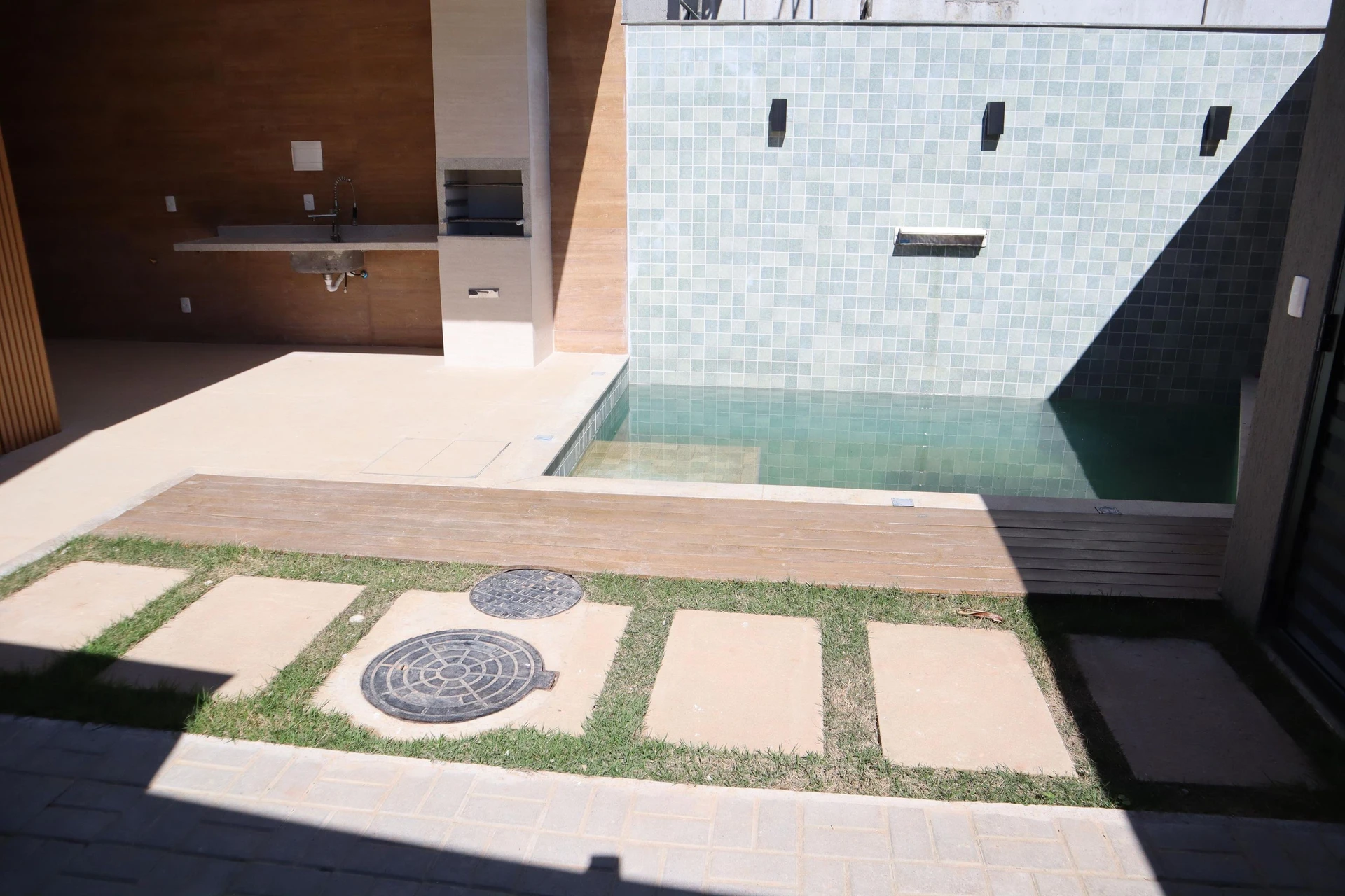 4-bedroom house with a grill on the balcony — photo 29