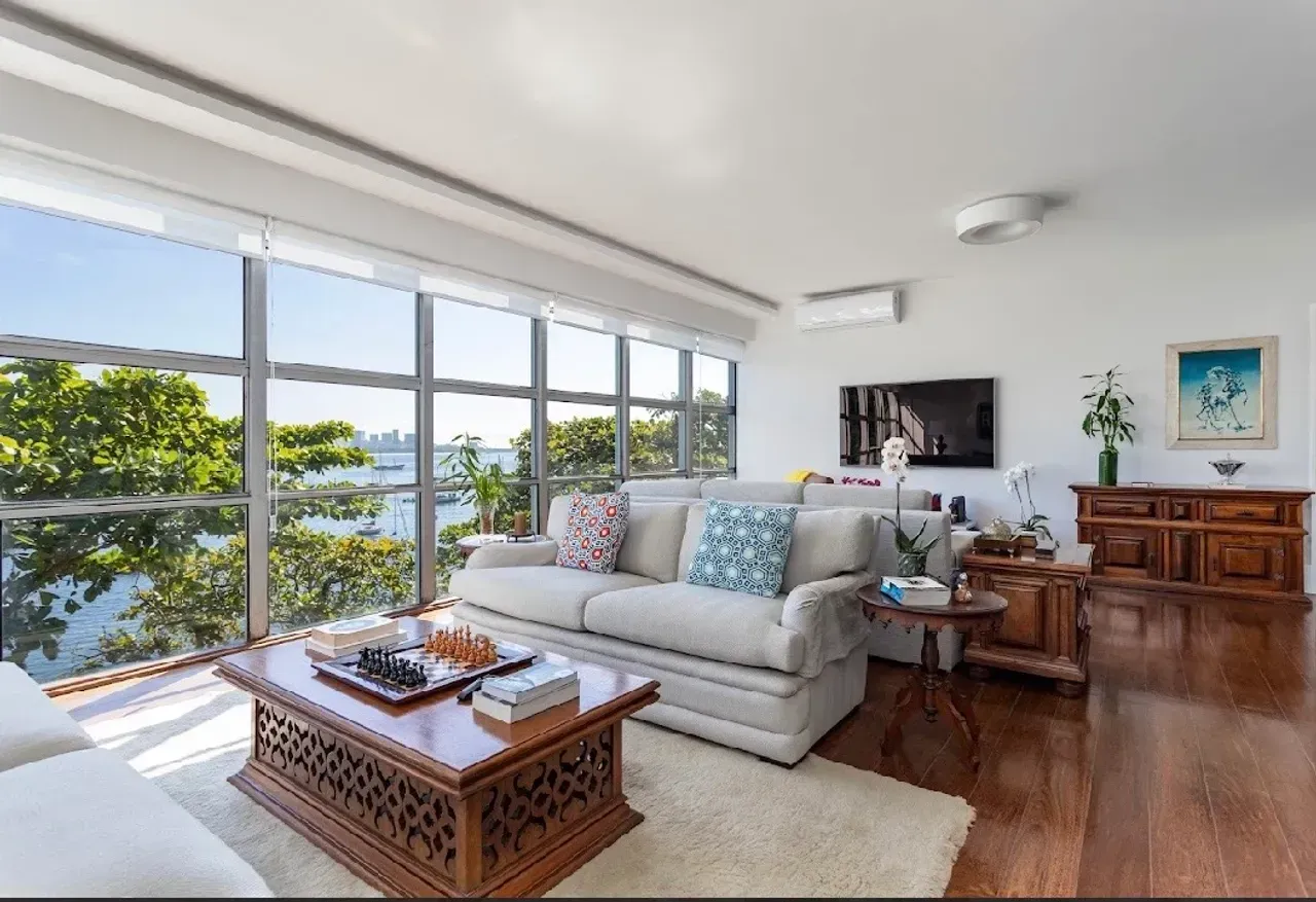 3-bedroom apartment with floor-to-ceiling windows