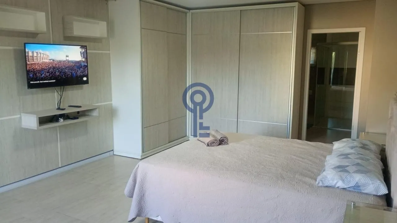 3 en-suite bedrooms in a 240 m² house with balcony — photo 5