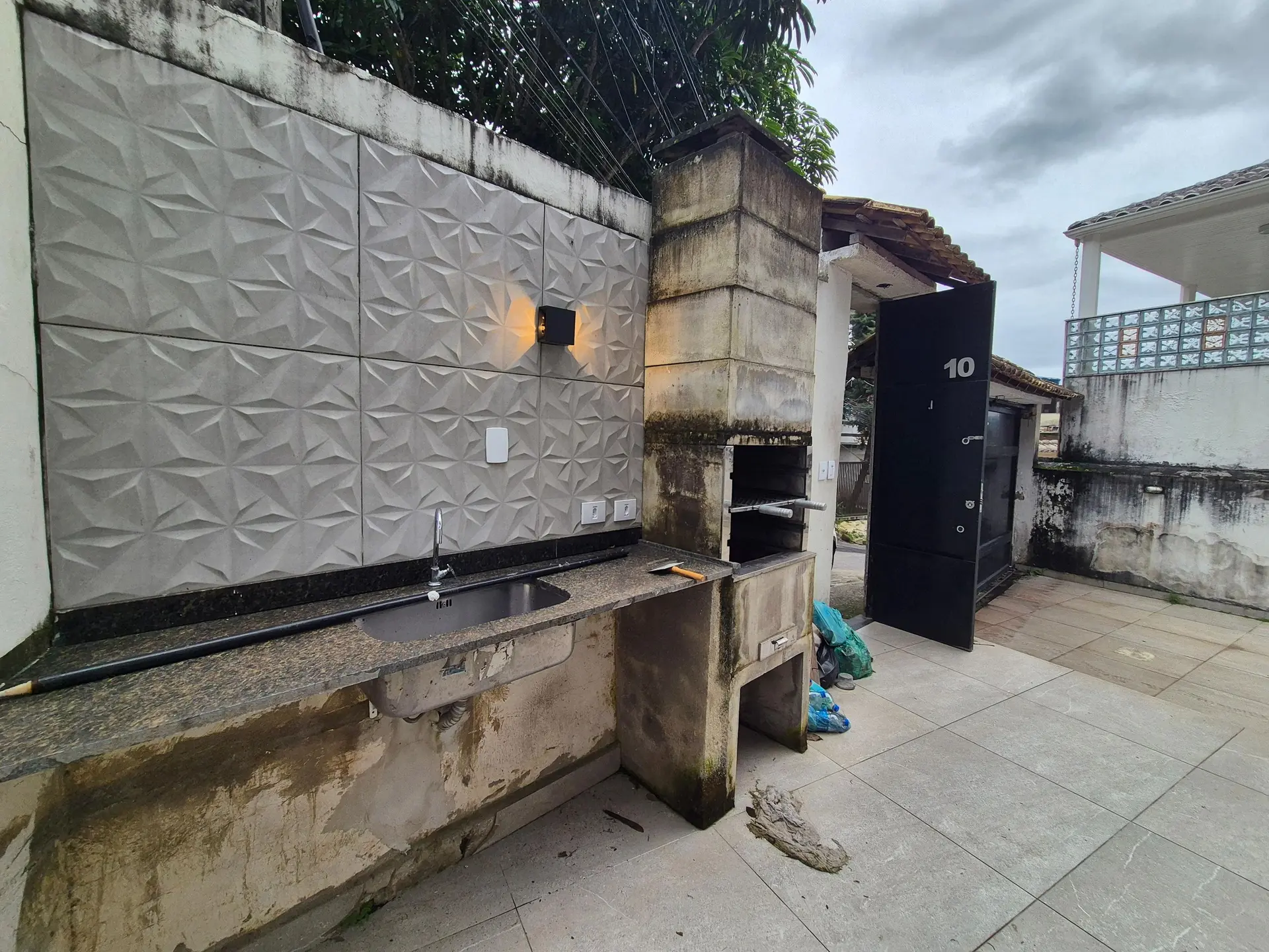 Balcony with a grill in a 3-bedroom house, 150 m² — photo 9