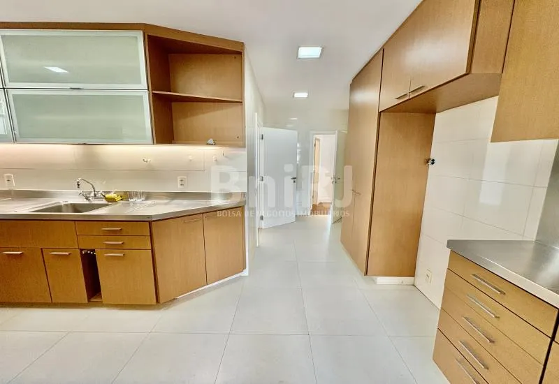 Apartamento de 180 m² com varanda fechada e fogão a gás — photo 14