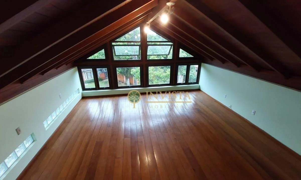 Balcony with a grill in a 3-bedroom house, 735 m²