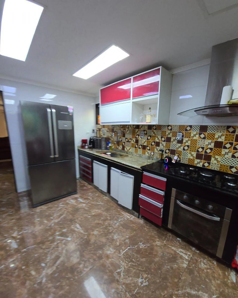 Walk-in closet in a 4-bedroom house, 220 m² — photo 2