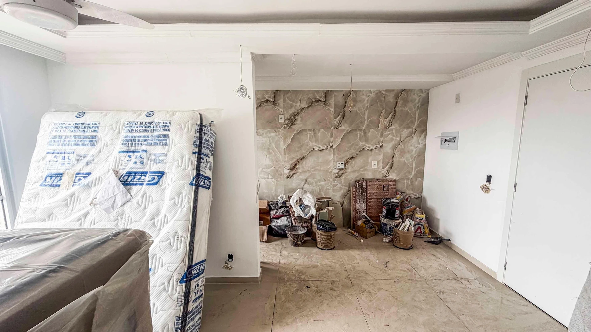Glass-enclosed balcony in a one-bedroom apartment, 32 m² — photo 27