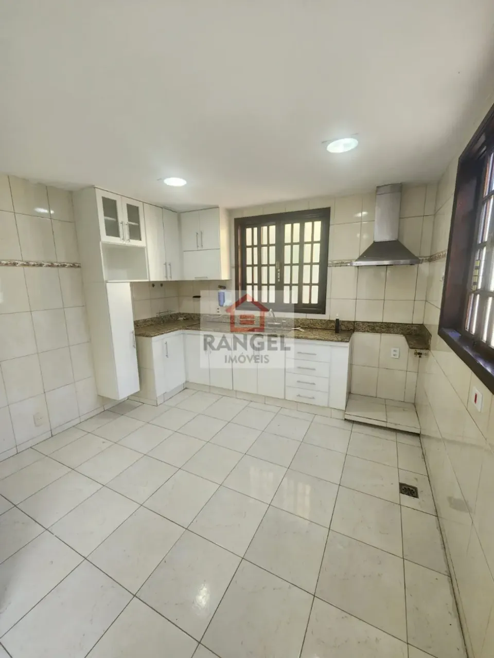 Condominium house with 5 bedrooms and 4 bathrooms — photo 2