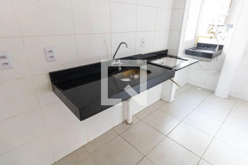 Apartamento de aluguel com 2 quartos e cozinha fechada