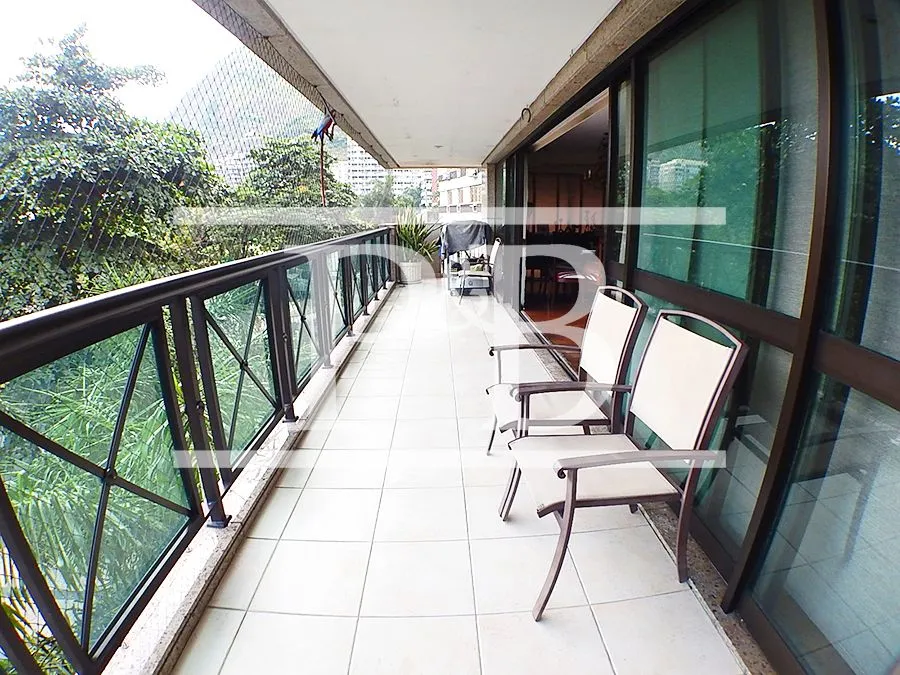 4-bedroom apartment with 266 m² and 4 parking spaces — photo 2