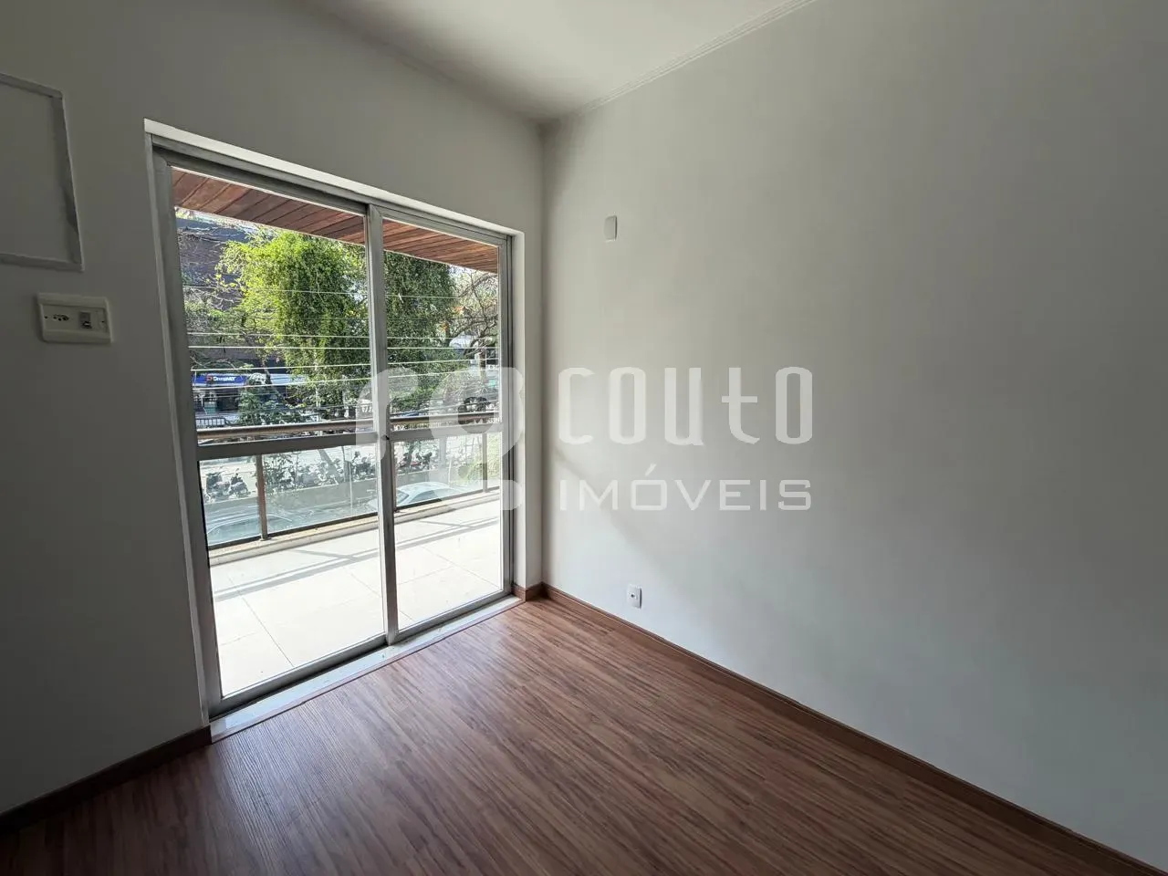 3-bedroom apartment with built-in wardrobes and balcony — photo 2