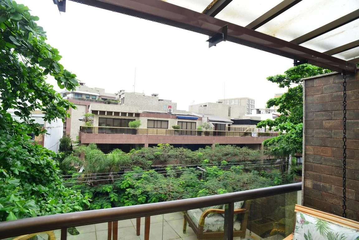Furnished apartment, 300 m², with a glass-enclosed balcony — photo 51