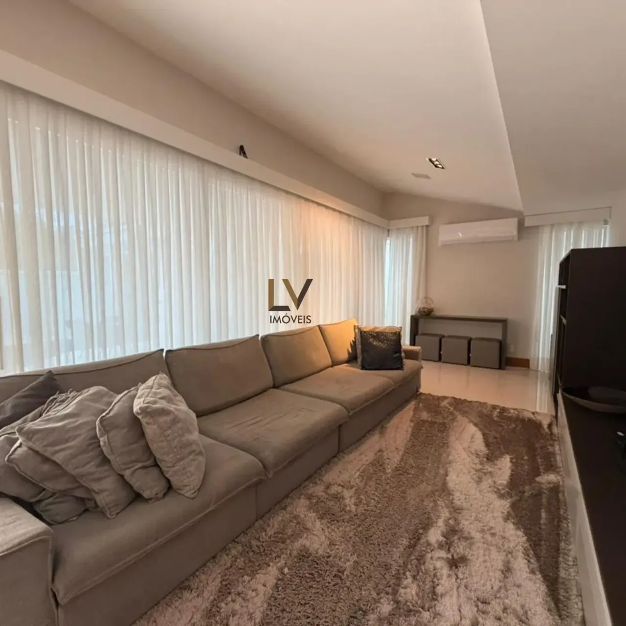 Casa com 4 quartos e 5 banheiros, cozinha integrada