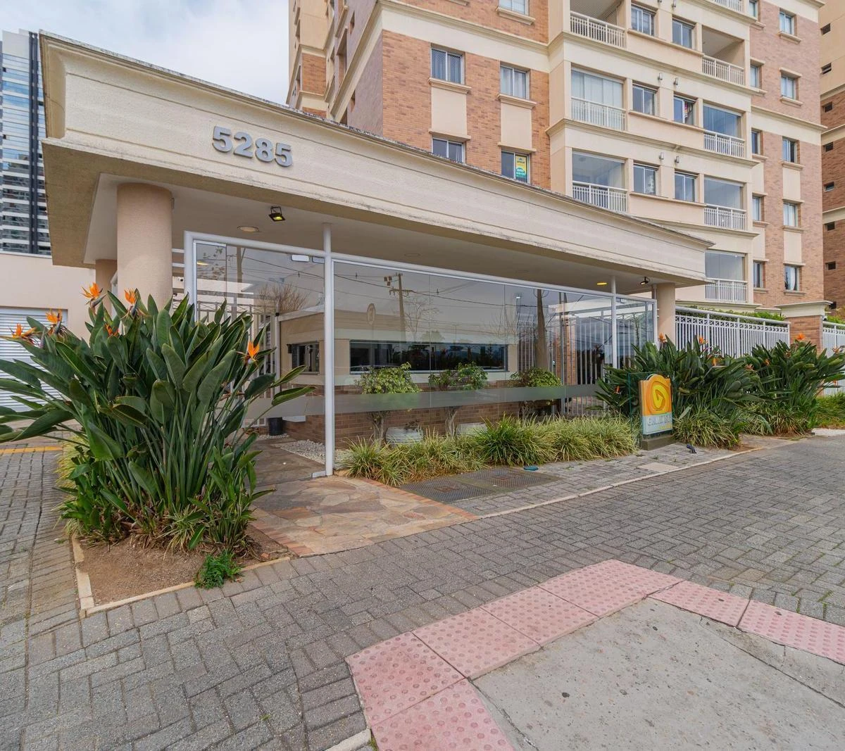 2-bedroom apartment with a washing machine in Curitiba — photo 12
