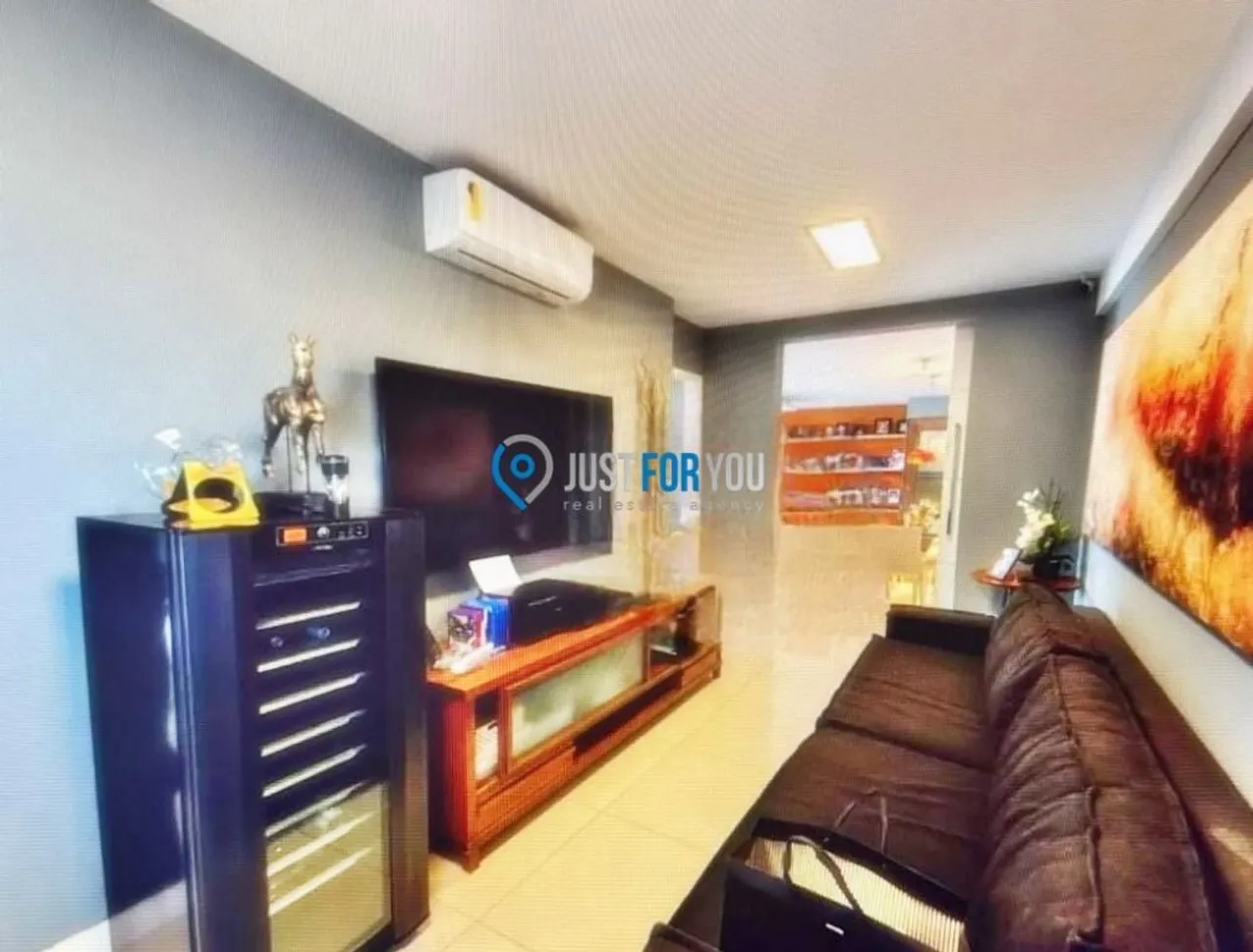 4-bedroom apartment in a building with a pool — photo 12