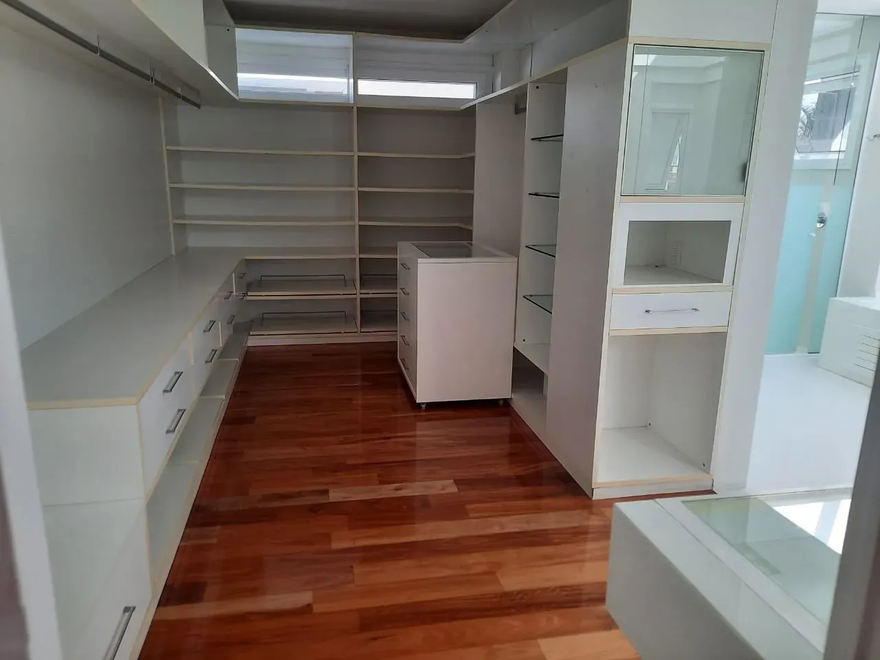 House with 7 bedrooms and an open-plan kitchen — photo 48