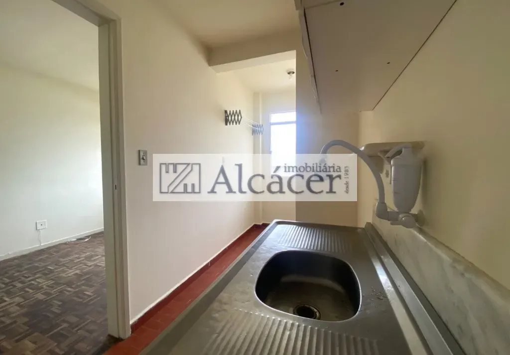 2-bedroom apartment with wood or laminate floors — photo 4