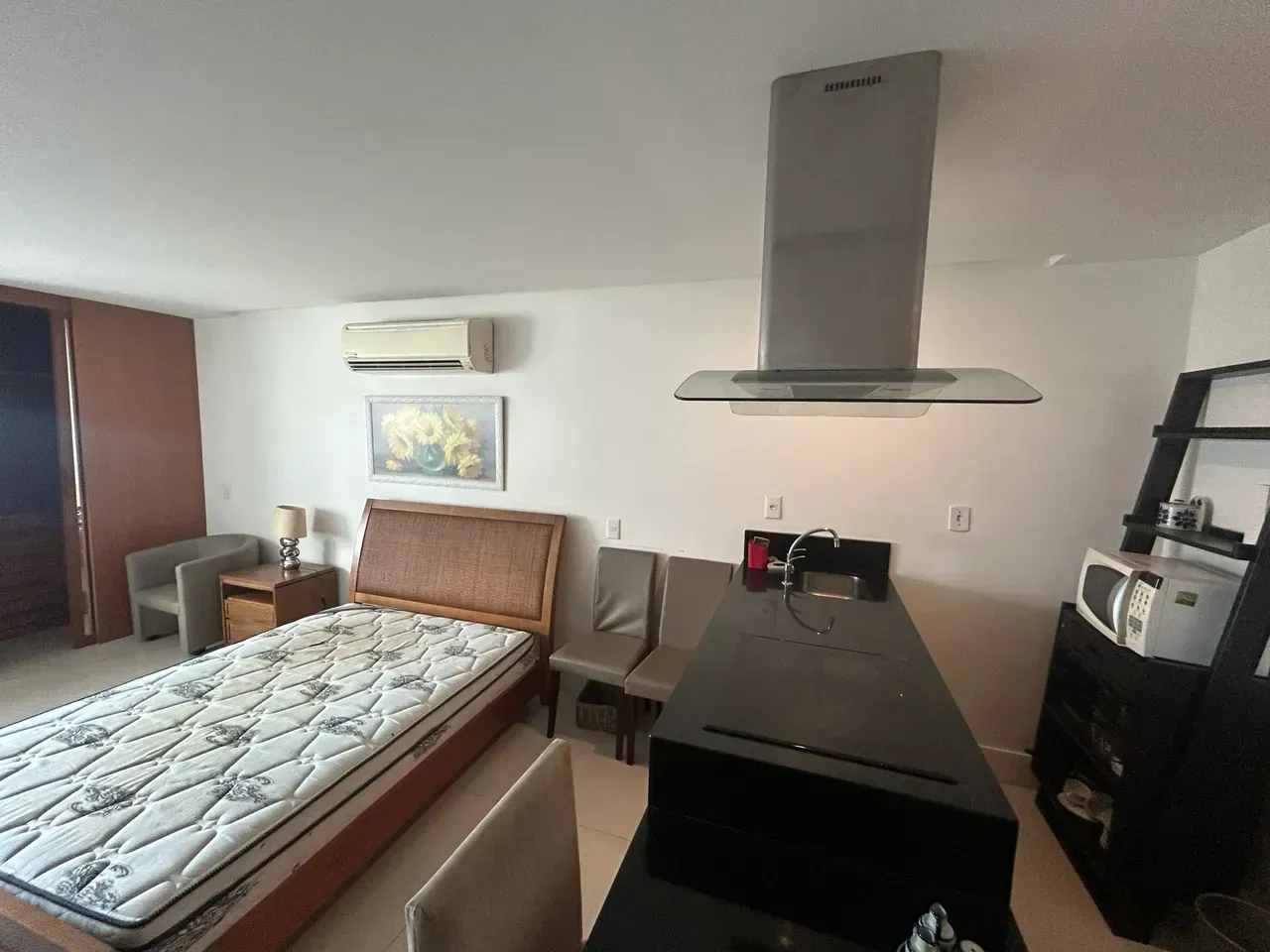 Furnished 1-bedroom apartment with open-plan kitchen — photo 8