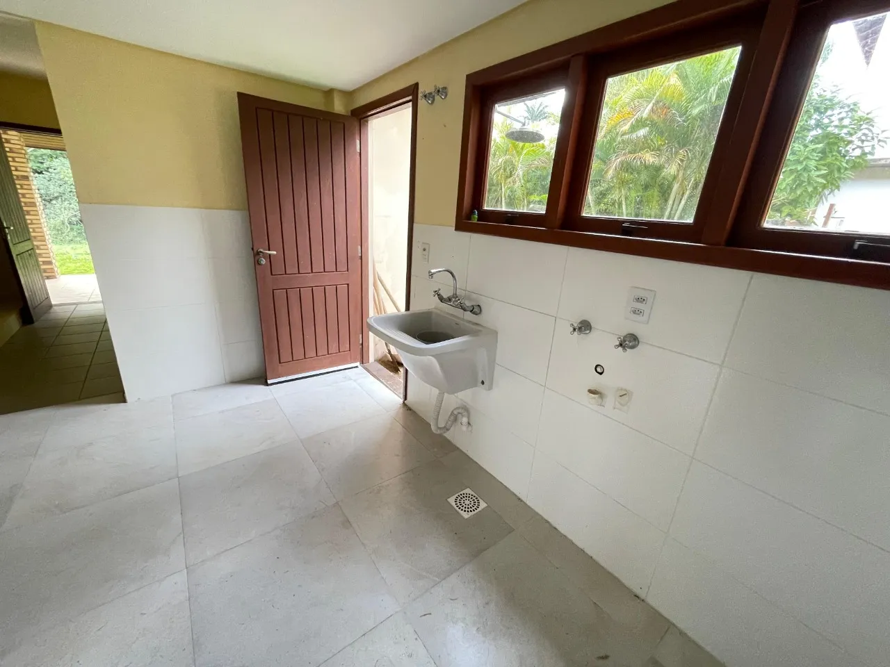 House with 4 bedrooms and 1 en-suite, 600 m² — photo 56