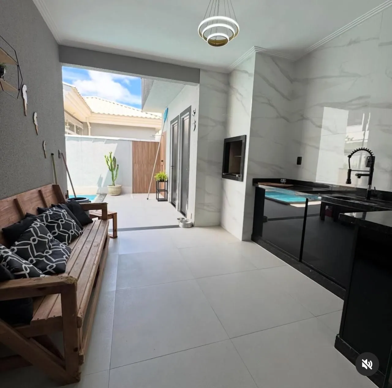 Balcony with a grill in a 3-bedroom house, 250 m² — photo 10
