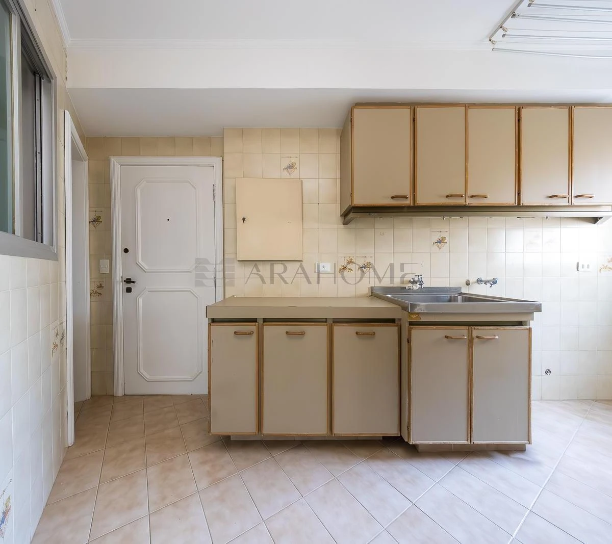 4-bedroom apartment with a bathtub in Curitiba — photo 29