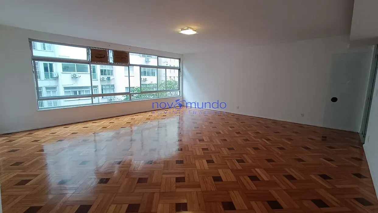 Wood or laminate floors in a 3-bedroom apartment, 198 m²