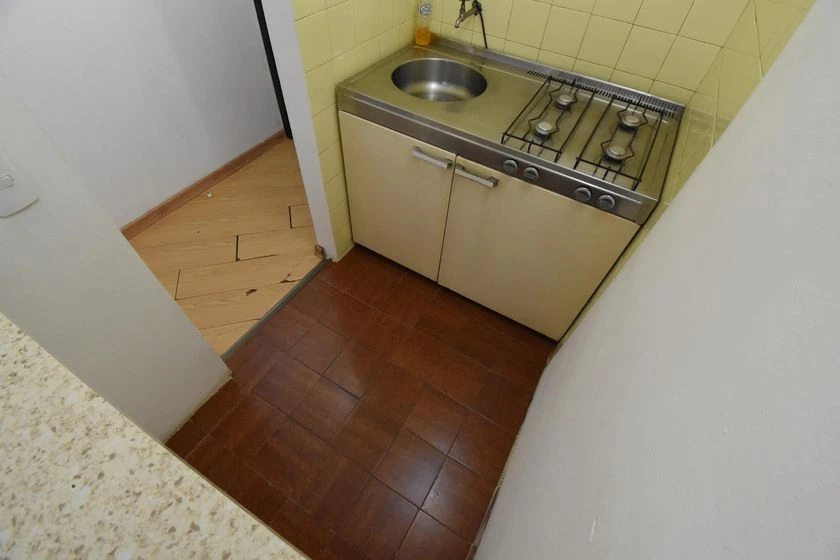 1-bedroom apartment with open-plan kitchen and gas stove — photo 9