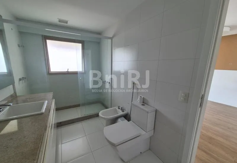 Apartment with 4 bedrooms and a glass balcony — photo 38